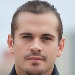 Thom Hallum 飾演 Mark