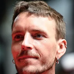 約舒阿里安亨達臣 - 末世狂沙演員 飾演Josh