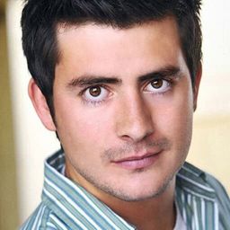 T.J. Lowther 飾演 Buddy