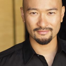 Masashi Odate 飾演 Rikiko