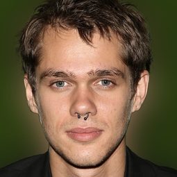 艾拉哥卓 飾演 Young Tyler