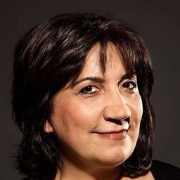 Füsun Demirel 飾演 Jagadamba