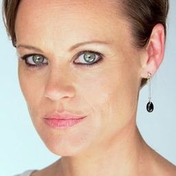 Nadine Garner 飾演 Jean Blake