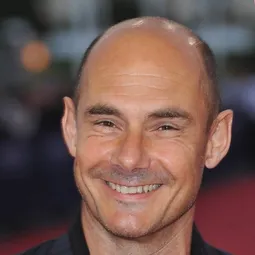 Bernard Campan 飾演 Ugo