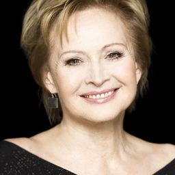 Grażyna Barszczewska 飾演 Mother