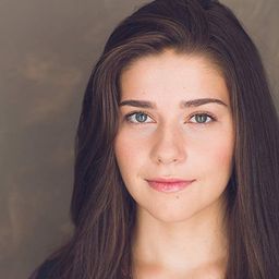 Molly Brown 飾演 Sam Crane