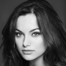 Christina Ochoa 飾演 Irene