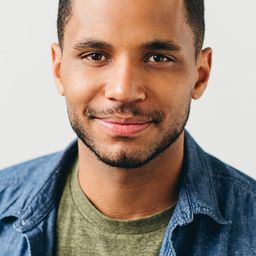 Andrew Bushell 飾演 Justin