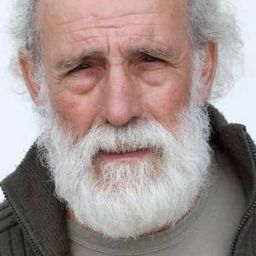 Carlos Álvarez-Nóvoa 飾演 Vecino