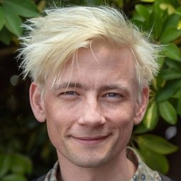 亞斯本·思默·顏森 飾演 John 'Faxe' Jensen