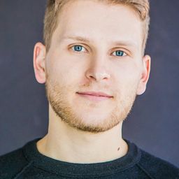 Paul Zinno 飾演 Tommy