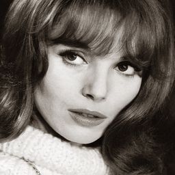 Elsa Martinelli 飾演 Self