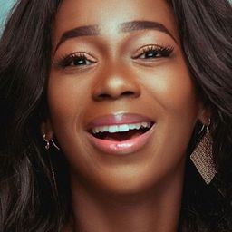 艾瑪·阿貝莎 飾演 Joan