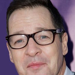 法蘭西·史都華 飾演 Lieutenant Ferretti