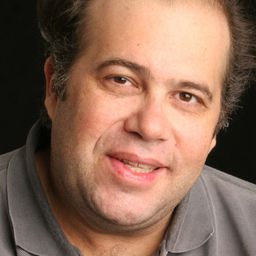 Otávio Müller 飾演 Edmar