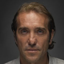 Victor Solé 飾演 Santiago