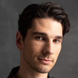 Anghel Damian 飾演 Vali