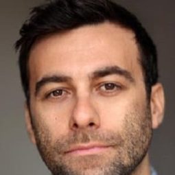 Huw Parmenter 飾演 Clement Fowler