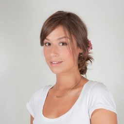 Laure Falesse 飾演 Self - Guest