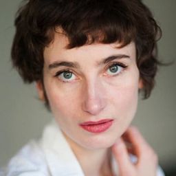 Sandrine Blancke 飾演 La mère