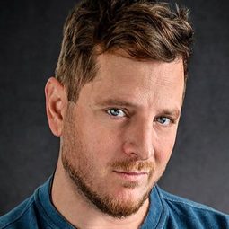 Elias Toufexis - 阿倫與夥伴演員 飾演Robert