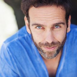 Ciro Miró 飾演 Njal