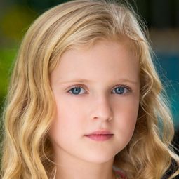 Jessi Robertson 飾演 Young Laura