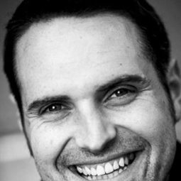 Gerry McLaughlin - Glasgow Girls演員 飾演Police Officer