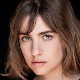 娜塔莉·莫里斯 飾演 Lou