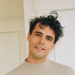 Joe Castle Baker - 老朋友演員 飾演Young Professor