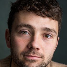 Jake Davies 飾演 Alex Freeman