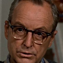 John McGovern 飾演 Szeps