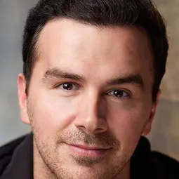 Tyler Winchcombe 飾演 Officer Burke
