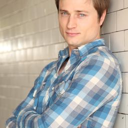 Josh Holt 飾演 Freddy