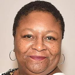 米拉·盧克麗霞·泰勒 飾演 Gloria Thomas