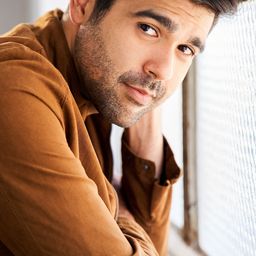 J.M. Longoria 飾演 Chris