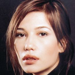 Oona Hart 飾演 Lynette