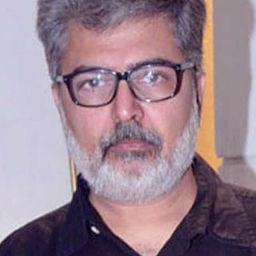 Vikram Kapadia 飾演 Shashi Chacha