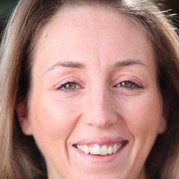 Rebecca Smart 飾演 Lynne