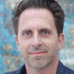 Craig Behenna 飾演 Warren