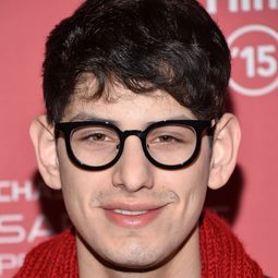 Matt Bennett 飾演 Scott Mayhew