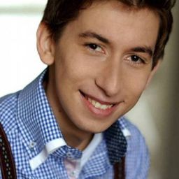 Oliver Ewy 飾演 Tenente Medico