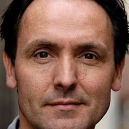 Hugo Haenen 飾演 Father Mees