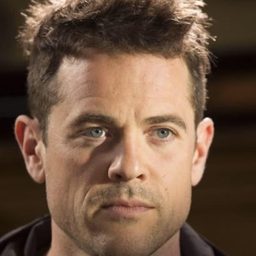 Kevin Mundy 飾演 Slade