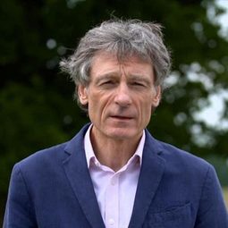 Gabriel Clarke - 博比·羅布森：超越總教頭導演