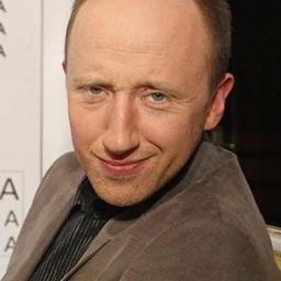 塞薩里·柯辛斯基 飾演 Negotiator Piotr