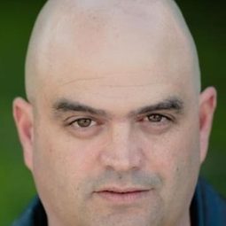 Jed Rowen 飾演 Museum Curator