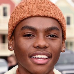 賈西·迪阿羅·溫斯頓 - 死無可死演員 飾演Geronimo