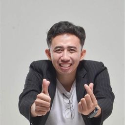 Eman Junot 飾演 Postal Courier