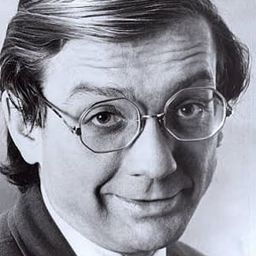 Jake Dengel 飾演 Mr. Tetley